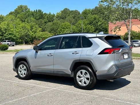 Used 2021 Toyota RAV4 LE FWD image 3