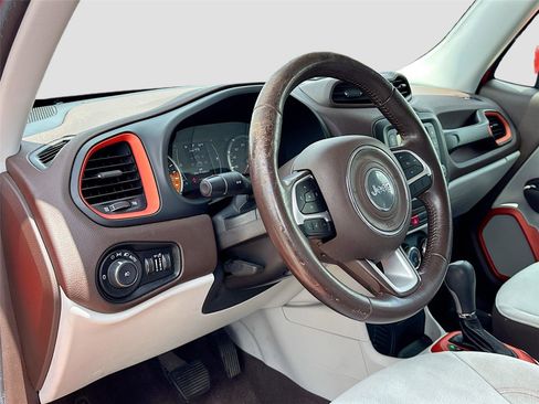 Used 2015 Jeep Renegade Latitude FWD image 9