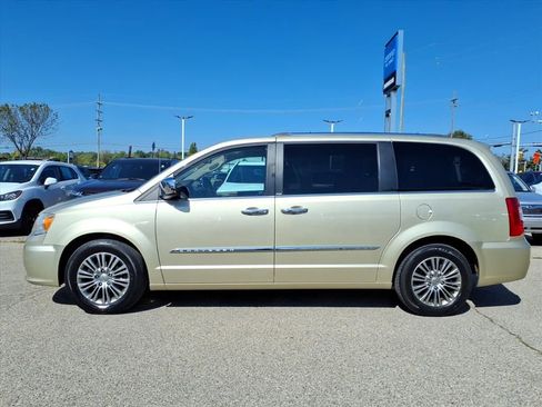Used 2011 Chrysler Town & Country Limited image 7