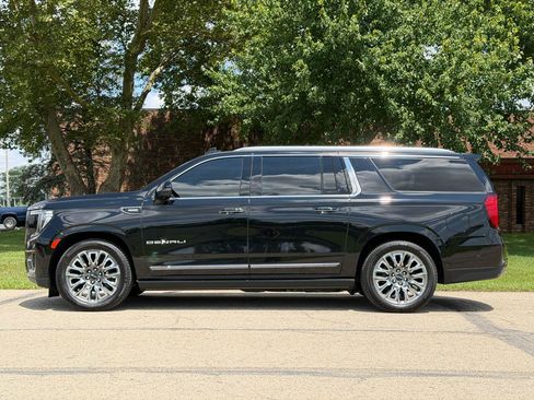 Used 2023 GMC Yukon XL Denali Ultimate AWD/4WD image 3