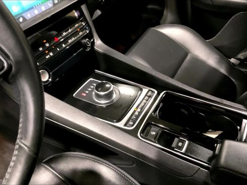 Used 2020 Jaguar F-PACE Premium image 17
