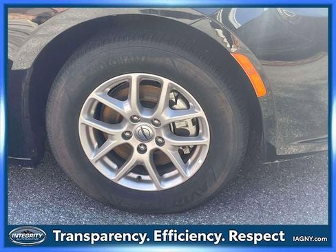 Used 2025 Chrysler Pacifica Select image 9