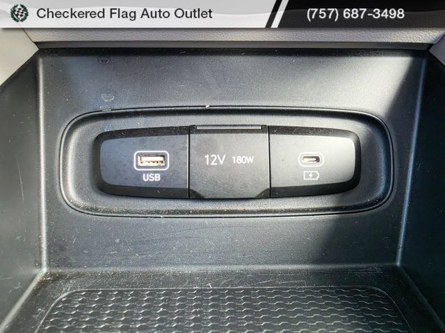 Used 2025 Hyundai Venue SEL FWD image 25