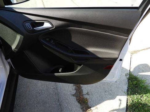 Used 2016 Ford Focus SE FWD image 32