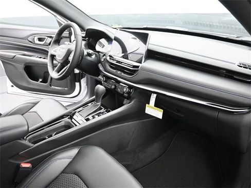 New 2026 Jeep Compass Latitude image 25