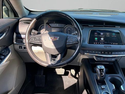 Used 2019 Cadillac XT4 Luxury w/ Trailering Package FWD image 8