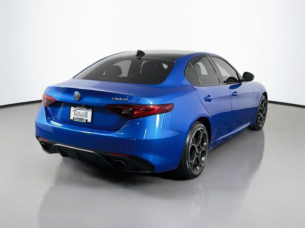 Used 2022 Alfa Romeo Giulia Veloce AWD/4WD image 7