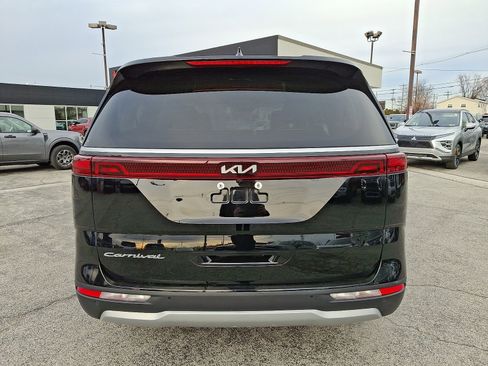 Used 2022 Kia Carnival EX image 6
