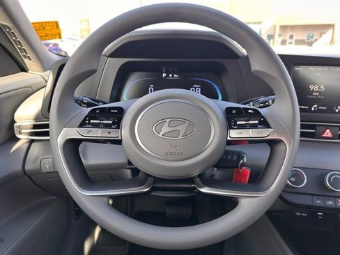 Used 2025 Hyundai Elantra SE image 16