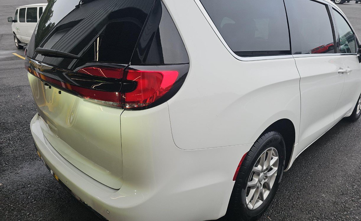 Used 2026 Chrysler Pacifica Select FWD image 4