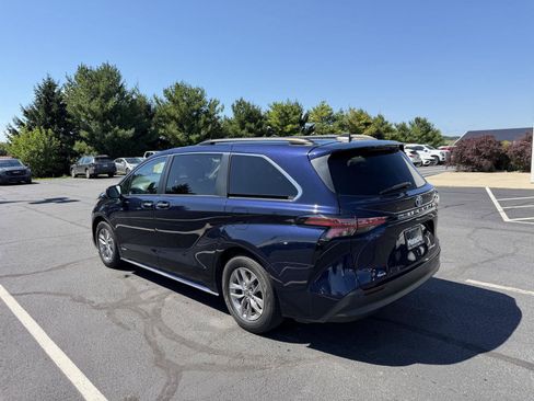 Used 2021 Toyota Sienna XLE w/ XLE Plus Package FWD image 2