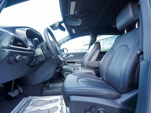 New 2026 Chrysler Pacifica Select image 30