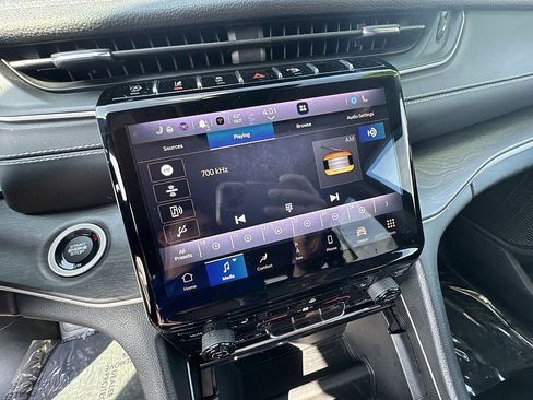 Used 2024 Jeep Grand Cherokee Limited image 13