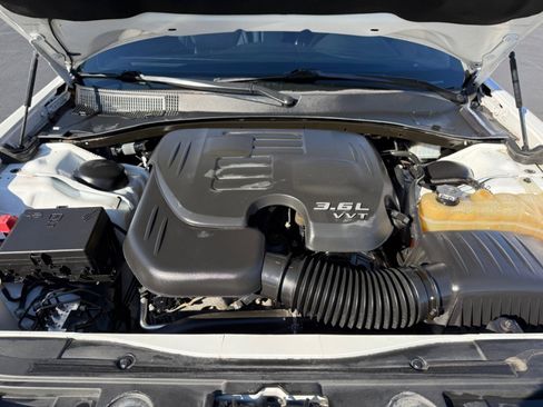 Used 2017 Chrysler 300 C Platinum image 36