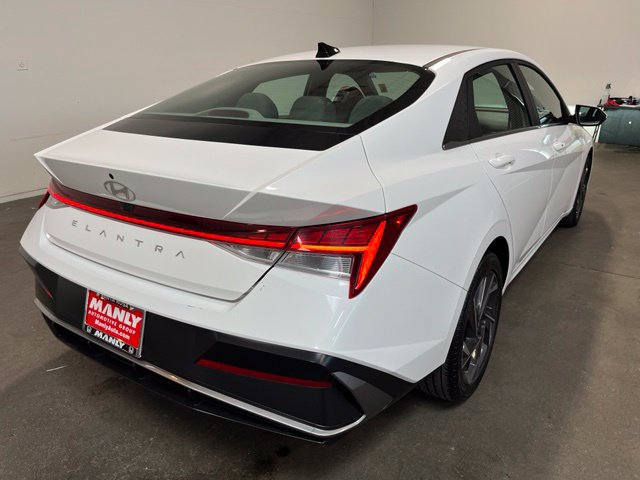 Used 2025 Hyundai Elantra SEL FWD image 3