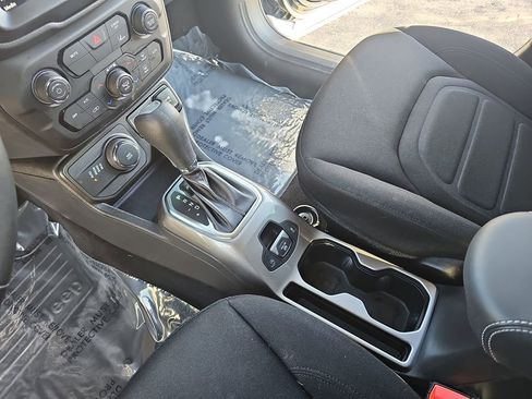 Used 2022 Jeep Renegade Latitude w/ Convenience Group image 24