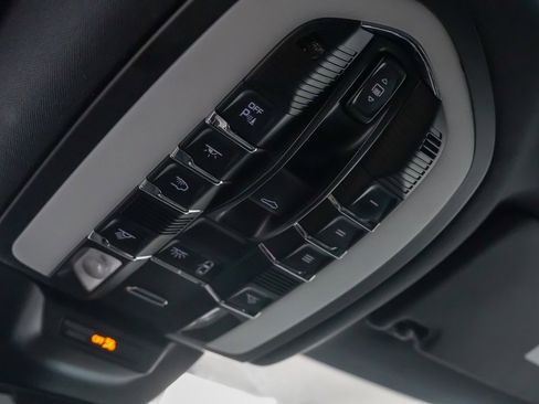 Certified 2021 Porsche Macan image 28