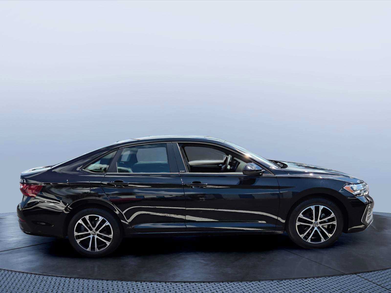 Used 2024 Volkswagen Jetta Sport FWD image 2