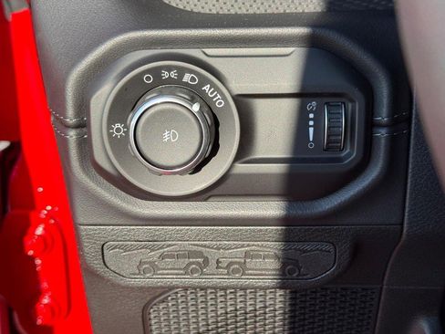 Used 2025 Jeep Wrangler Unlimited Rubicon AWD/4WD image 25