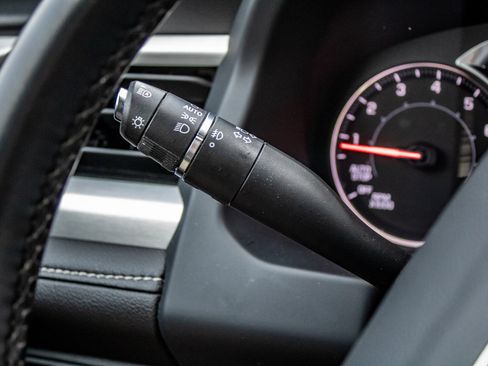 Used 2023 GMC Acadia SLT image 29