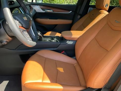 Used 2026 Cadillac XT5 Premium Luxury w/ LPO, ONYX Package FWD image 5