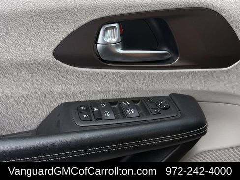 Used 2022 Chrysler Voyager LX FWD image 25