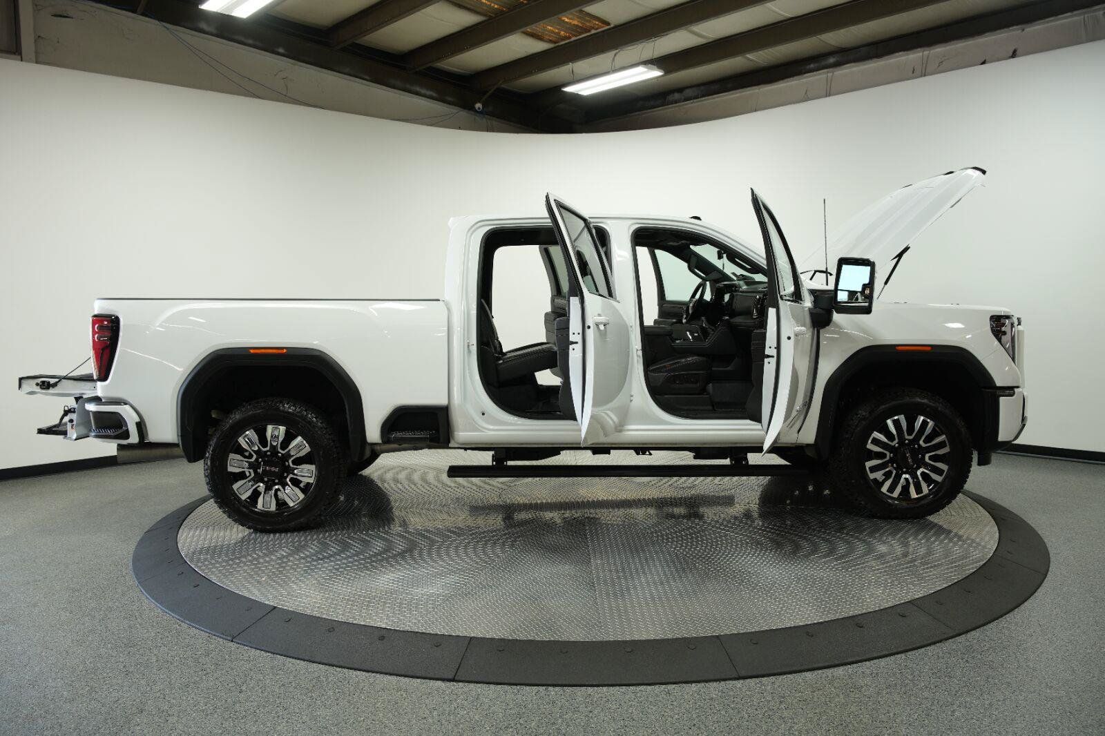 Used 2024 GMC Sierra 2500 AT4 w/ AT4 Premium Plus Package AWD/4WD image 12