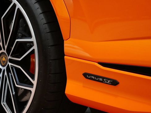 Used 2025 Lamborghini Urus SE AWD/4WD image 25