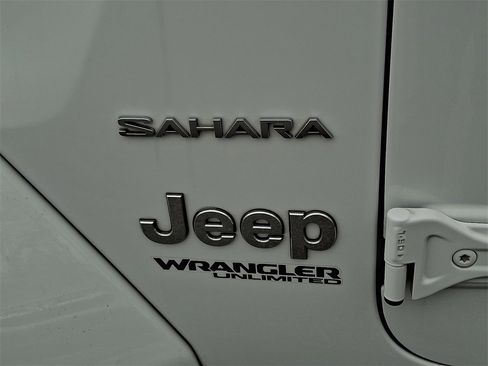 Used 2019 Jeep Wrangler Unlimited Sahara w/ Safety Group image 29