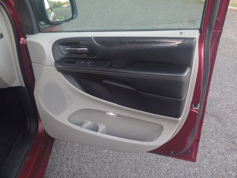 Used 2016 Chrysler Town & Country Touring w/ Driver Convenience Group FWD image 19