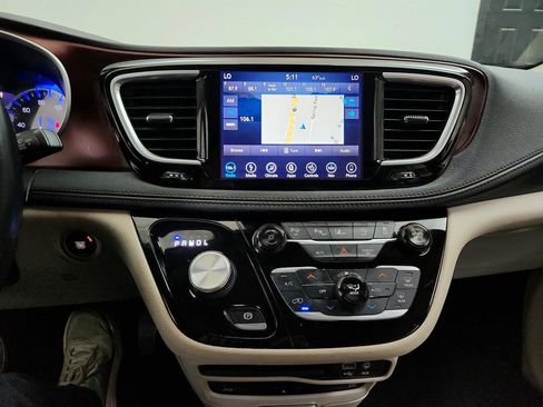 Used 2018 Chrysler Pacifica Limited image 20