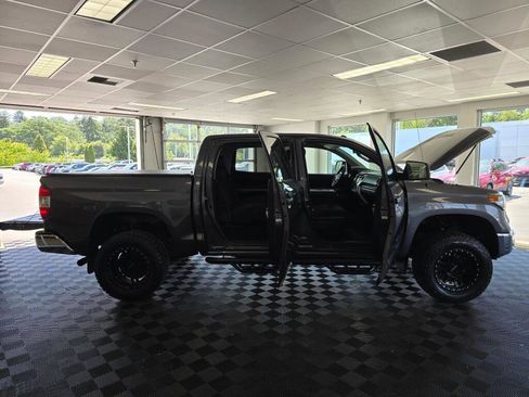Used 2018 Toyota Tundra SR5 AWD/4WD image 17