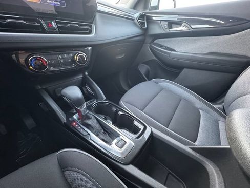 Used 2025 Chevrolet TrailBlazer LT w/ LT Cold Weather Package FWD image 10