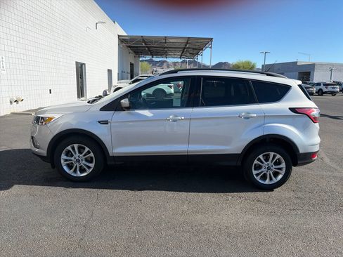 Used 2018 Ford Escape SE w/ SE Sync 3 Package FWD image 2