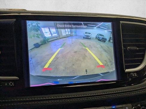 Used 2025 Chrysler Pacifica Limited image 15