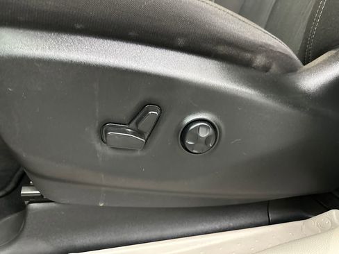 Used 2024 Chrysler Voyager LX image 10