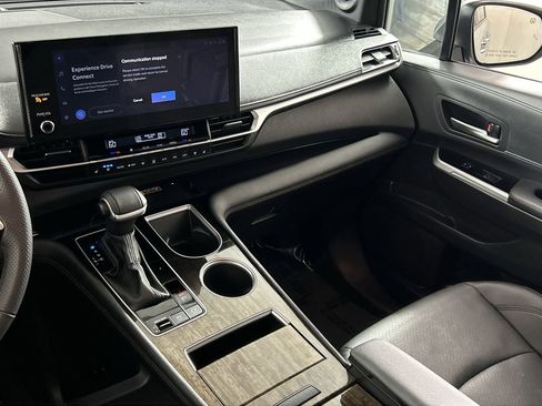 Used 2025 Toyota Sienna Limited image 24