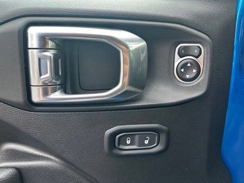 Used 2025 Jeep Gladiator Sport AWD/4WD image 16