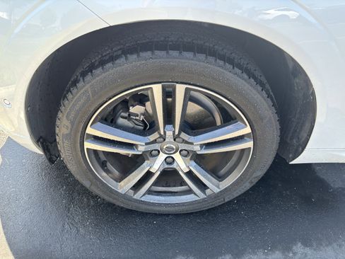 Used 2018 Volvo XC60 T6 Momentum w/ Vision Package AWD/4WD image 13
