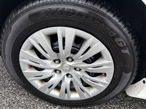 Used 2014 Toyota Camry L image 10