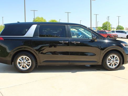 Used 2024 Kia Carnival LX FWD image 4