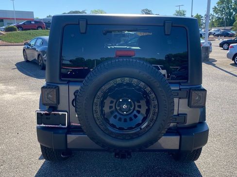 Used 2018 Jeep Wrangler Unlimited Sahara w/ Dual Top Group AWD/4WD image 12