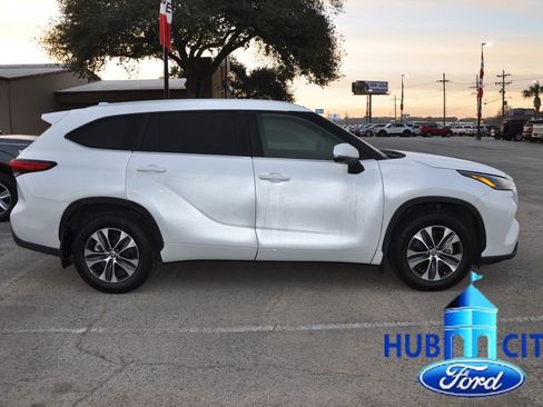 Used 2023 Toyota Highlander XLE image 6