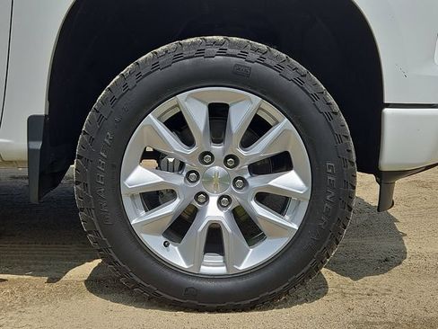 Used 2023 Chevrolet Silverado 1500 Custom AWD/4WD image 25
