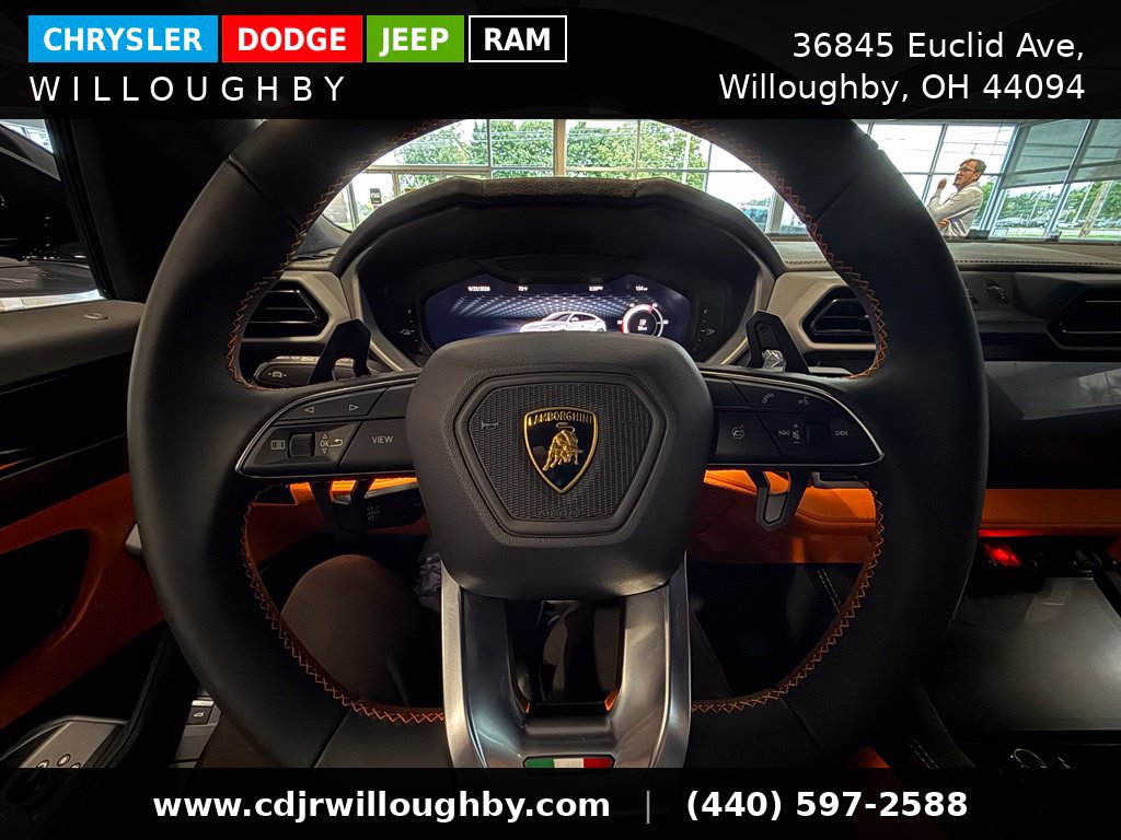 Used 2025 Lamborghini Urus SE AWD/4WD image 34