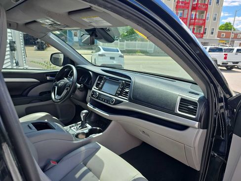 Used 2019 Toyota Highlander XLE AWD/4WD image 17