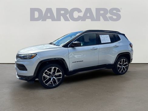 Used 2025 Jeep Compass Limited w/ Elite Group AWD/4WD image 3