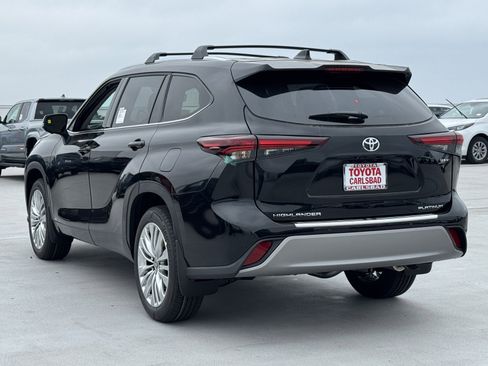 New 2026 Toyota Highlander Platinum AWD/4WD image 13