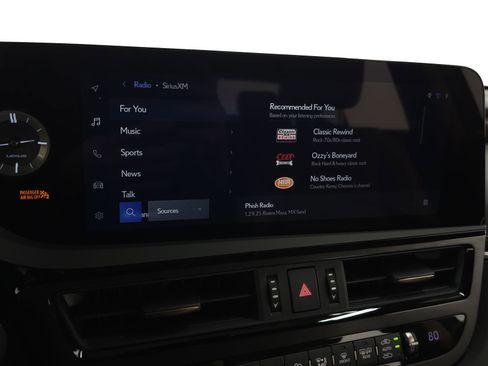 Certified 2025 Lexus ES 300h w/ Luxury Package image 27