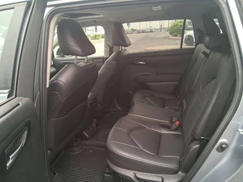 Used 2024 Toyota Highlander XLE AWD/4WD image 25